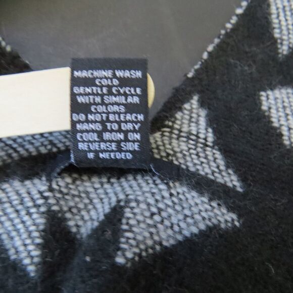 rue21 Aztec Print Shawl/Wrap  Balck & Gray  One Size  EUC - Picture 8 of 8